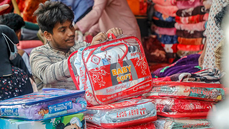 Blankets priced between Tk 800 and Tk 10,000 are available along GPO Road beside Baitul Mukarram Market, attracting buyers of both local and imported varieties. Photo: Abdullah Al Momin