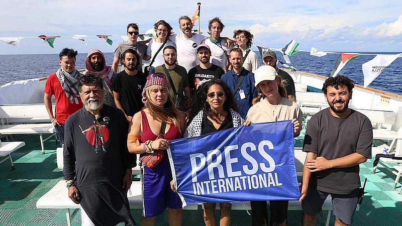 A picture showing Shahidul Alam alongside other members of the Freedom Flotilla. He wears a Punjabi with the art of Abu Sayed on it. The art on the Punjabi is the mirror image of the art on the black shirt in the allegedly AI-made picture.