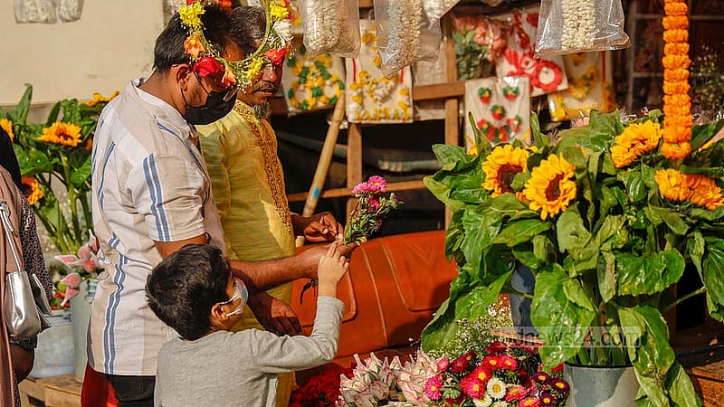 Despite thinner crowds, some buyers still made their way to Shahbagh on Friday, Feb 13, 2026, a day before Pohela Falgun and Valentine’s Day. Many complained that flower prices had climbed steeply. Photo: Mahmud Zaman Ovi