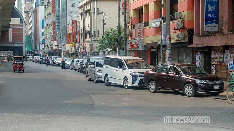 Long queues of vehicles stretch outside a filling station on Toyenbee Road in Motijheel as drivers wait for fuel on Monday, Mar 23, 2026. Photo: Abdullah Al Momin