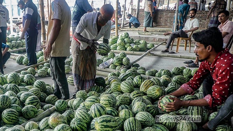 Buyers crowd Jatrabari stores as demand for watermelons rises during Ramadan. Photo: Abdullah Al Momin