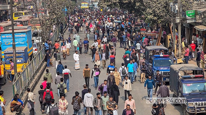 Roads are blocked and a rally is held in Dhaka by a group of rickshaw drivers on Monday in Badda pushing an end to the sale of thick-tyre battery-powered rickshaws and permission to ply thin-tyre battery-powered rickshaws. Photo: Mahmud Zaman Ovi