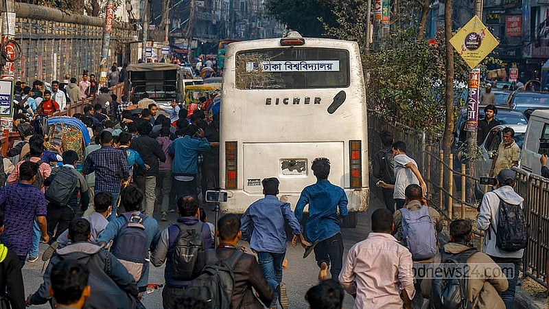 Students surround a Dhaka University bus after it tries to pass through the blockade at the Science Laboratory intersection in Dhaka on Thursday, Jan 15, 2026. Photo: Mahmud Zaman Ovi