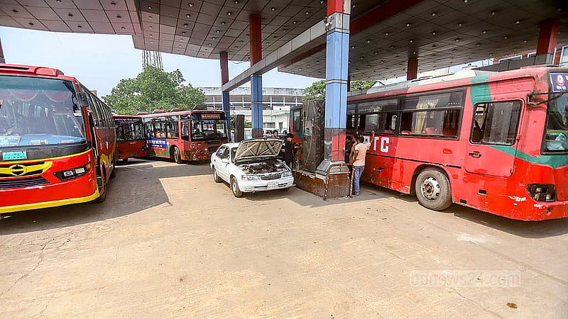 Gas is being supplied through a machine due to low pressure at a CNG refuelling station in Dhaka's Maniknagar on Sunday, Apr 27, 2025.  Photo: Abdullah al Momin