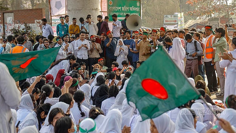 A technical student holds a placard bearing protest slogans during a demonstration at Saat Rasta of Dhaka’s Tejgaon on Tuesday, Feb 3, 2026. Photo: Mahmud Zaman Ovi