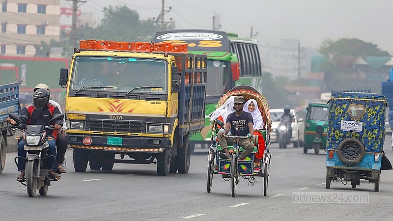 Battery-powered rickshaws ply on the Dhaka-Chittagong highway on Monday, Apr 21, 2025, defying the ban on movement on the main highway. Photo: Abdullah al Momin