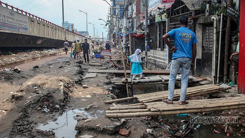 The road from Dolai Par to Jatrabari has been dug up for a long time for renovations on a sewage line. The state of disrepair is making life difficult for pedestrians and local residents. Photo: Abdullah Al Momin