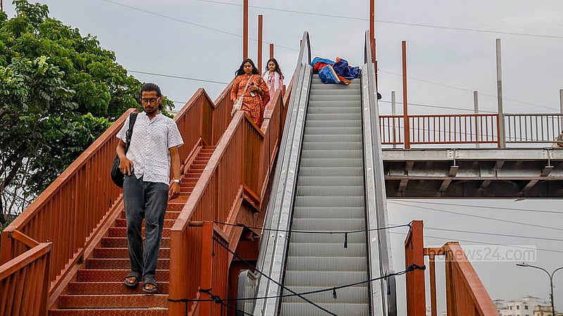 Both the escalators of the Banani and airport footover bridges are in shambles. In the meantime, another escalator is being installed in the footover bridge at the Aftabnagar entrance near the Rampura Bridge. Photo: Mahmud Zaman Ovi