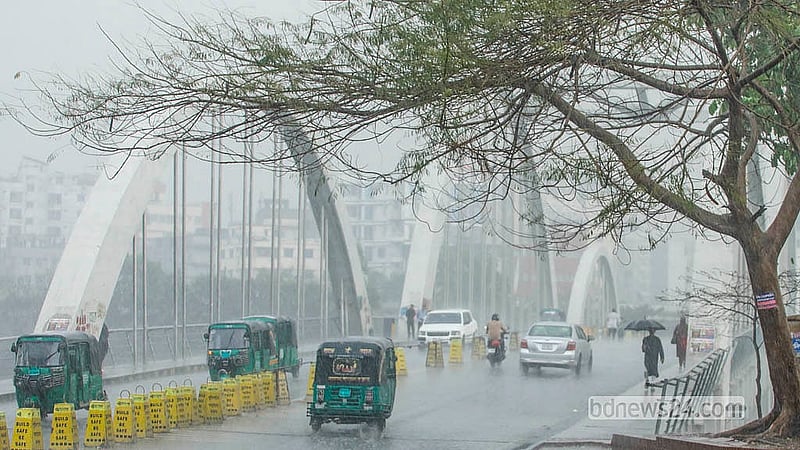 Clouds blanket Dhaka sky on Monday, Mar 2, 2026. Rain began across several areas after 3pm. Photo: Abdullah Al Momin