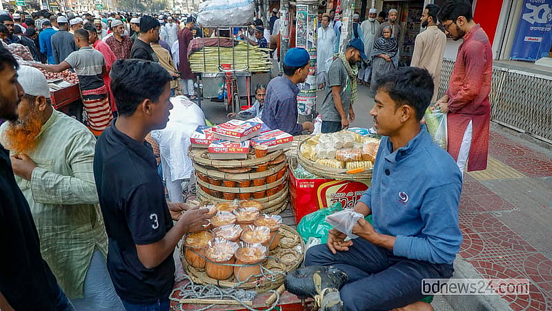 Locals shop at the Friday pop-up market on VIP Road in Naya Paltan. Photo: Abdullah Al Momin