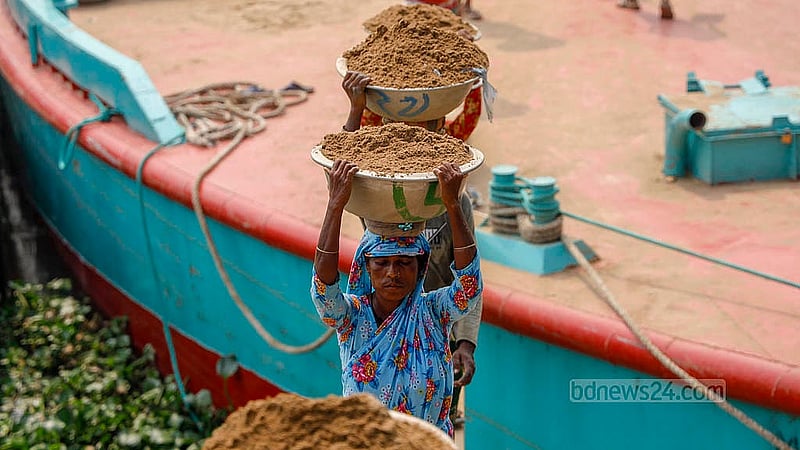 Even as people avoid going outside to protect themselves from the summer sun, these labourers have to toil away in the heat, even on May Day. Photo: Mahmud Zaman Ovi