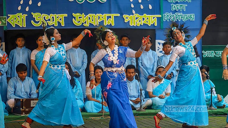 On the first day of the Bengali month of Ashar, the people of Dhaka welcomed the monsoon with songs, dance, poetry, and discussions. The event took place under the Bakul tree at the Faculty of Fine Arts, University of Dhaka, organised by the National Borsha Uthshob Celebration Committee.