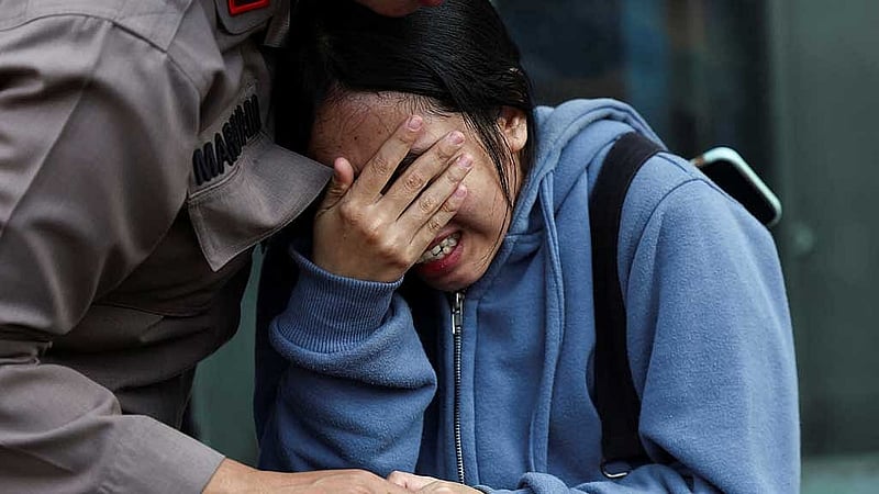 Devika Kartika, 23, reacts as she waits for an update of her sister outside the station, following a deadly collision between a commuter line train and a long-distance train, in Bekasi, on the outskirts of Jakarta, Indonesia, Apr 28, 2026. REUTERS/Willy Kurniawan