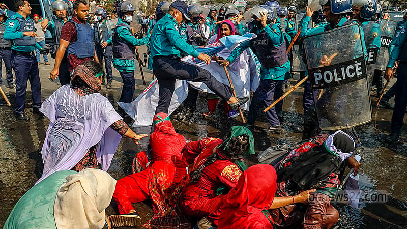 Police try to disperse protesting job seekers demanding the reinstatement of cancelled appointment for primary school assistant teacher at Shahbagh Intersection on Thursday, Feb 13, 2025. Photo: Mahmud Zaman Ovi