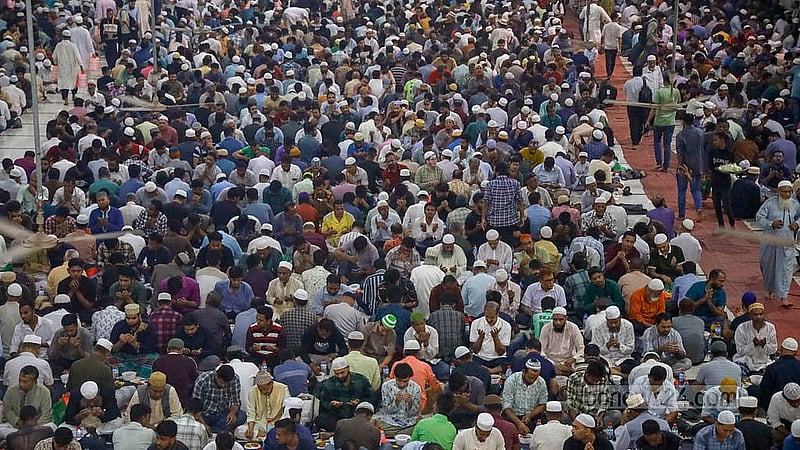 Worshippers pray before Iftar at the Baitul Mukarram National Mosque on Monday, Feb 23, 2026. Photo: Mahmud Zaman Ovi