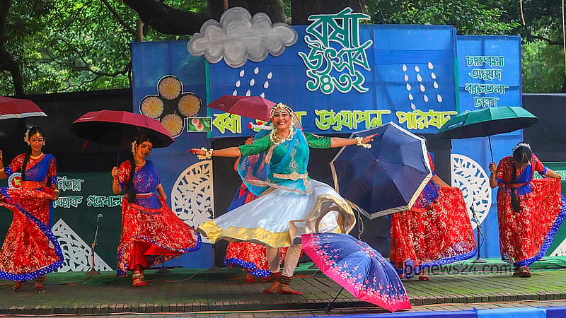 On Sunday, Jun 15, 2025, the first day of the Bengali month of Ashar, dancers perform at the Monsoon Festival held under the Bakul tree at the Faculty of Fine Arts, University of Dhaka, orgasnised by the National Borsha Uthshob Celebration Committee. Photo: Abdullah al Momin