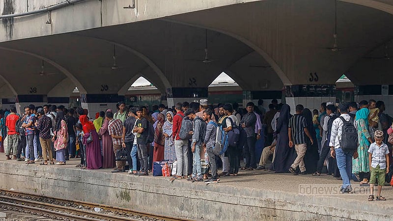 Although the Ekota Express was expected to arrive at Dhaka’s Kamalapur Station at 10am, it did not reach the station until 2pm, leaving passengers waiting on platform six. Photo: Mahmud Zaman Ovi