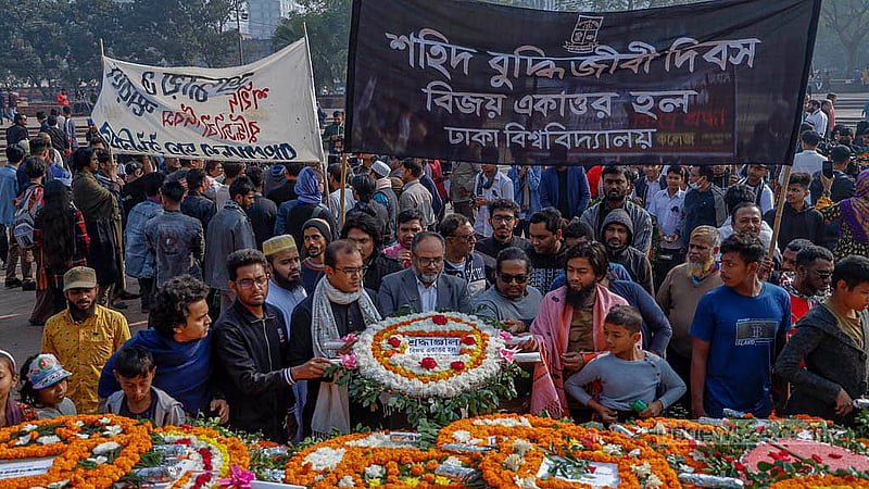 Students of Dhaka University’s Bijoy Ekattor Hall offer their tributes at the Rayer Bazaar Massacre Memorial on Martyred Intellectuals Day. Photo: Mahmud Zaman Ovi