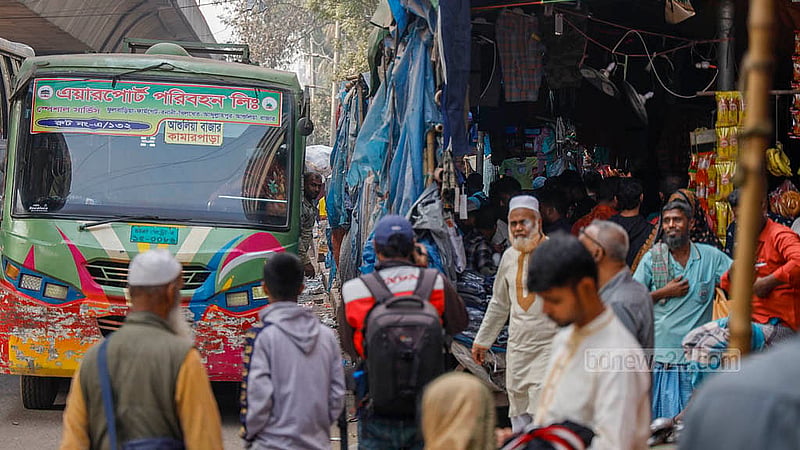Sidewalks taken over by hawkers, leaving pedestrians to risk their lives walking beside moving vehicles on the busy streets of Gulistan’s Fulbaria Gate. Photo: Mahmud Zaman Ovi