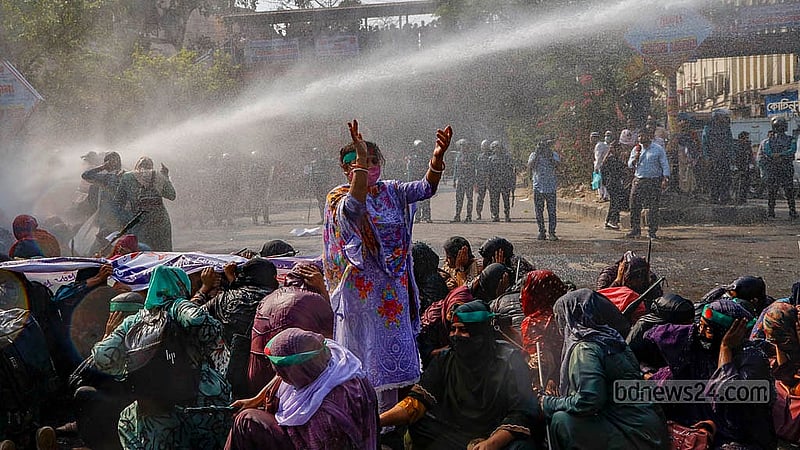 প্রাথমিক বিদ্যালয়ের সহকারী শিক্ষক পদে বাতিল হওয়া নিয়োগ ফিরে পাওয়ার দাবিতে বৃহস্পতিবার শাহবাগে অবস্থান কর্মসূচিতে জলকামান ব্যবহার করে পুলিশ। এতে কয়েকজন অসুস্থ হয়ে পড়েন