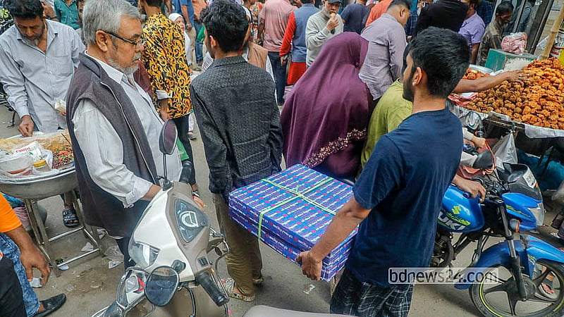 A person buys patterned bread from Chawkbazar to give to relatives on the eve of Shab-e-Barat on Tuesday, Feb 3, 2026. Photo: Abdullah Al Momin