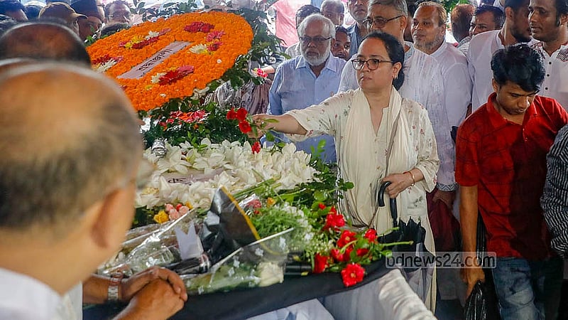Cultural figures came to the Central Shaheed Minar premises on Saturday, Oct 11, 2025, to pay their respects to eminent academic Syed Manzoorul Islam. Photo: Abdullah Al Momin