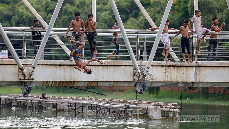 Children dive and play at the lake in Zia Udyan. Photo Mahmud Zaman Ovi