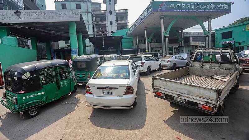 A long queue of cars is seen filling up gas at a CNG refuelling station in Dhaka's Gopibag on Sunday, Apr 27, 2025. Photo: Abdullah al Momin
