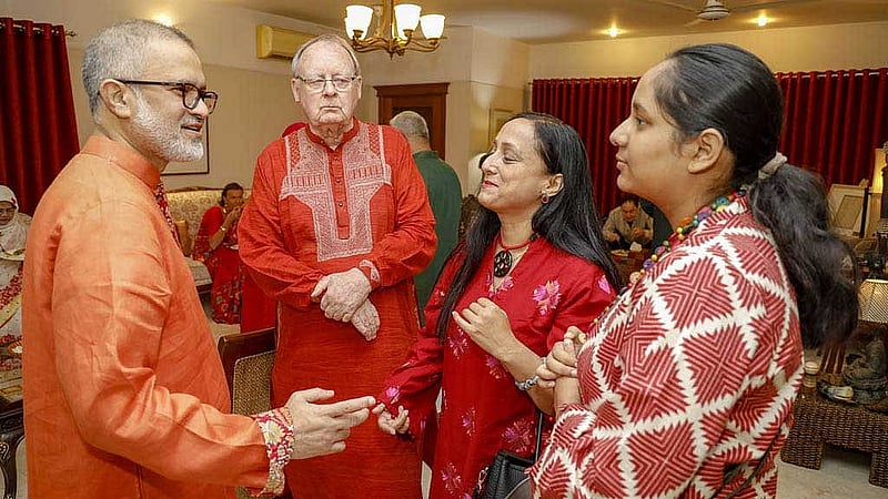Hasina Rahman, country director at International Rescue Committee (IRC), joins the festivity with her daughter. bdnews24.com editor-in-chief Toufique Imrose Khalidi, accompanied by Bangladesh’s Liberation War friend Julian Francis, expresses his happiness on seeing her.