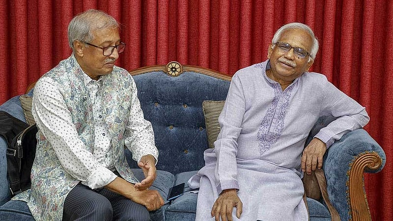 Ekushey Padak-winning photographer Nasir Ali Mamun and Mushtuq Husain, an advisor to the Institute of Epidemiology Disease Control and Research (IEDCR), at the bdnews24.com’s Bengali New Year celebration on Monday, Apr 14, 2025.