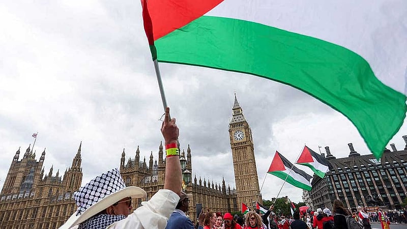 FILE PHOTO: Pro-Palestinian protesters hold flags during a demonstration outside the British parliament, organised by campaign groups including Palestine Solidarity Campaign, Avaaz and Parents for Palestine, in London, Britain, June 4, 2025. REUTERS