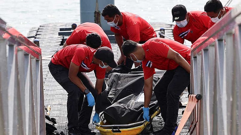 Police officers carry the body of a victim after a boat carrying members of Myanmar's persecuted Rohingya community sank in waters near the Thailand–Malaysia border, at Langkawi, Malaysia, Nov 10, 2025. REUTERS/Hasnoor Hussain