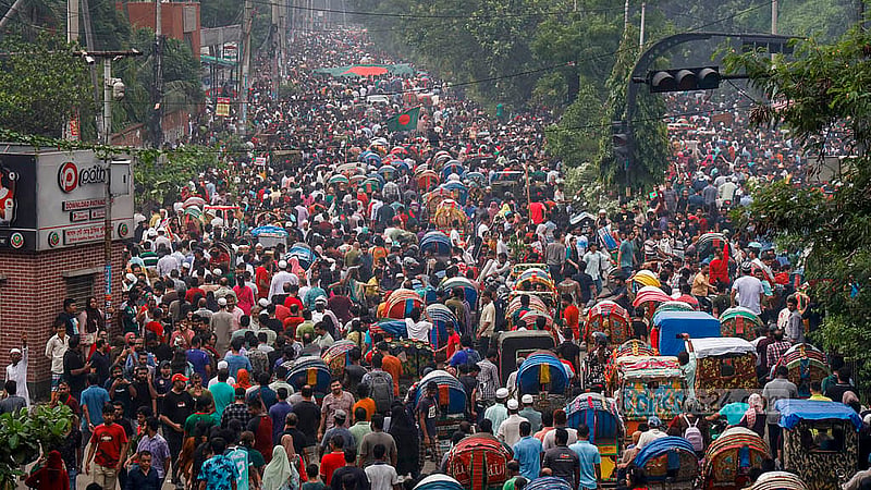 Following Sheikh Hasina’s resignation and departure from Bangladesh, jubilant crowds moved en masse toward Ganabhaban, the official residence of the ousted prime minister, in the afternoon. Photo: Mahmud Zaman Ovi
