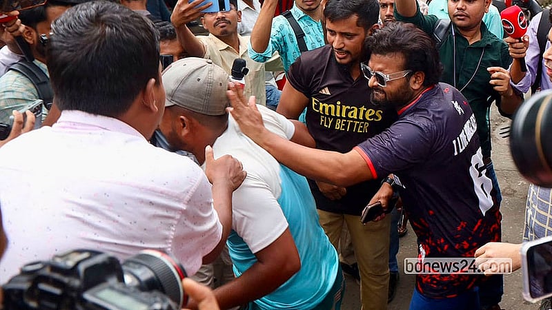 A group of self-described “July activists” assault a rickshaw driver who brought a man to Dhanmondi Road No. 32 to lay flowers in memory of Bangabandhu Sheikh Mujibur Rahman on his death anniversary. Photo: Shamsul Haque Ripon