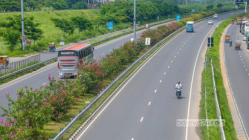 A variety of flowers brighten the road dividers of the Mawa-Bhanga Expressway, adding to the beauty of the highway. Photo: Abdullah Al Momin