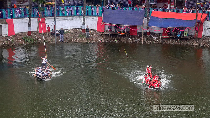 Twelve teams took part in the boat race at Nawabbari Pond in Old Dhaka’s Islampur. Photo: Abdullah Al Momin