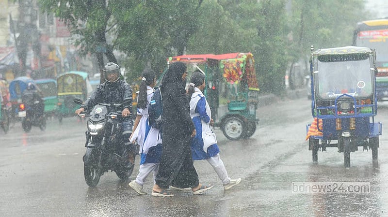 Many got soaked in midday rain on Monday, Aug 3, 2026, in Dhaka's Rampura area. Photo: Shamsul Haque Ripon