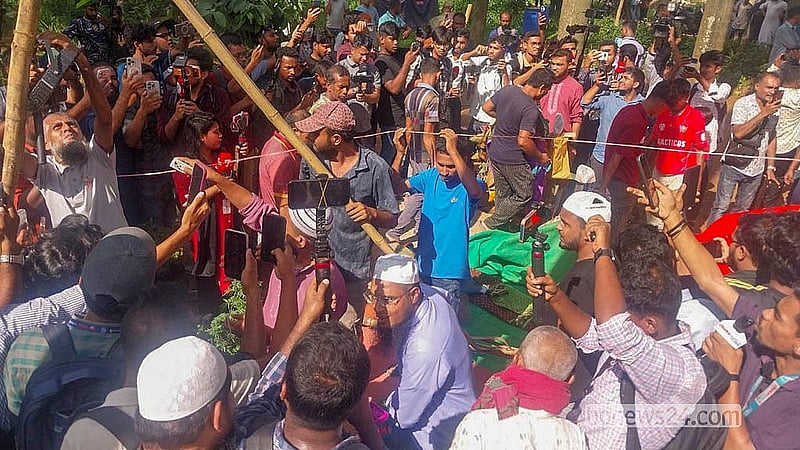 A makeshift prayer site built by a vagrant is cleared during an eviction drive in Dhaka’s Suhrawardy Udyan on Sunday, Jun 26, 2026.