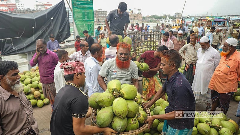 Wholesalers and traders are busy buying and selling coconuts at Sadarghat’s markets. Photo: Shamsul Haque Ripon