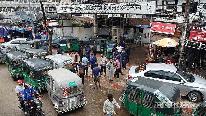 Drivers gather outside a CNG filling station in Tejgaon after waiting for hours to refuel, as the prolonged gas shortage cuts into their daily earnings. Photo: Shamsul Haque Ripon