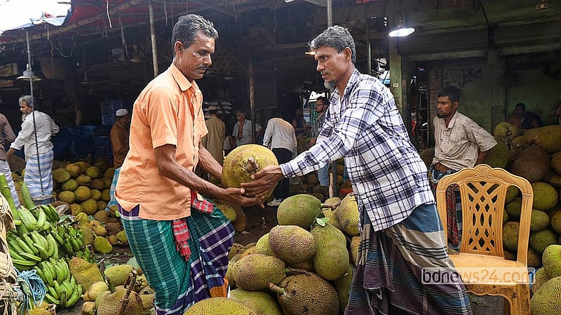 A customer buys jackfruit from a vendor at Karwan Bazar.  Photo: Shamsul Haque Ripon