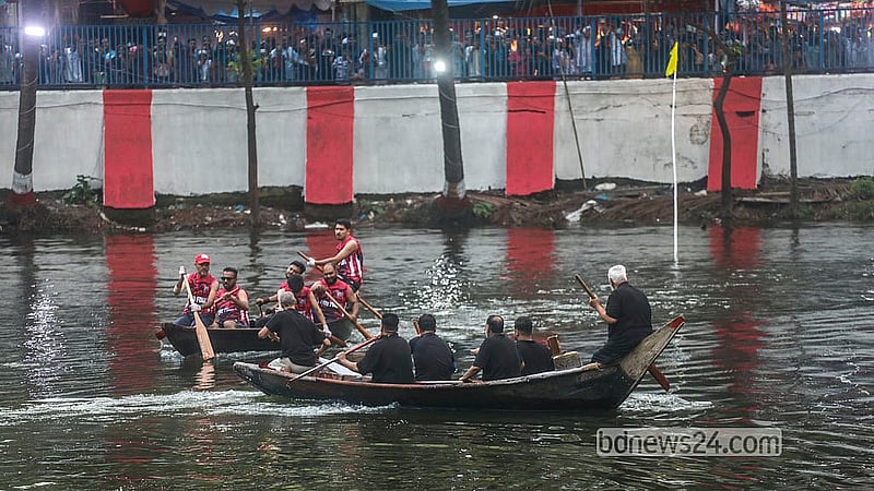 Local residents took part in the boat race at Nawabbari Pond in Old Dhaka’s Islampur. Photo: Abdullah Al Momin