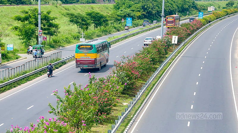 A variety of flowers brighten the road dividers of the Mawa-Bhanga Expressway, adding to the beauty of the highway. Photo: Abdullah Al Momin