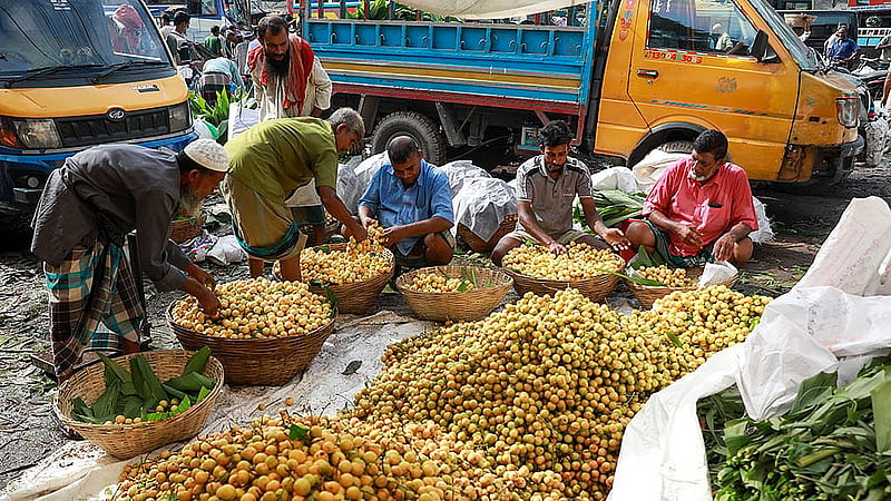 Burmese grapes are arranged in wicker baskets at the wholesale market in Morjal Bus Stand in Narsingdi's Raipura Upazila. Photo: Shamsul Haque Ripon