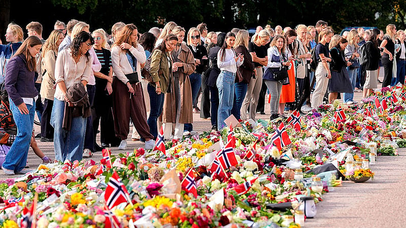 Mourners flock to Slottsplassen in Oslo, Norway, after it was announced that King Harald V had died, Aug 28, 2026. Photo: Reuters
