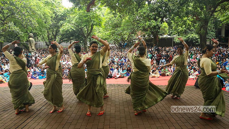 "Ghanaghata 2", a dance celebration of the monsoon, unfolds at Bakultala on Dhaka University campus on Friday morning. Photo: Shamsul Haque Ripon