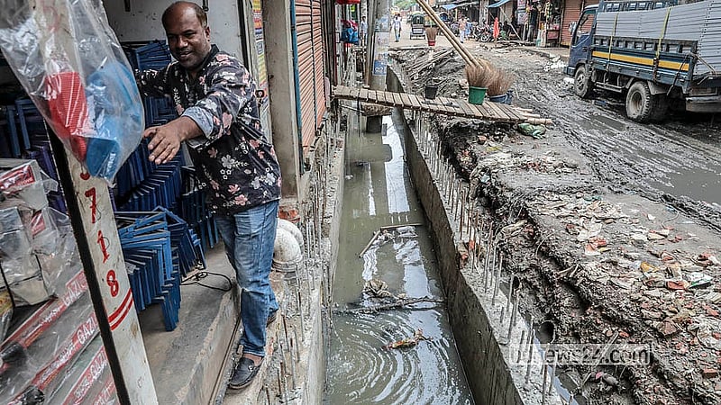 Residents navigate hazardous conditions as slow-moving drainage repairs continue along North Jurain Pipe Road in Shyampur. Photo: Abdullah Al Momin