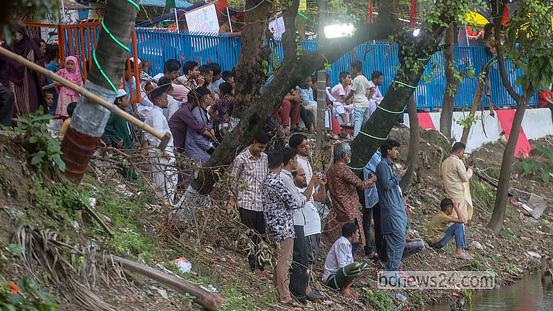A crowd of people watch the boat race at Nawabbari Pond in Old Dhaka’s Islampur. Photo: Abdullah Al Momin