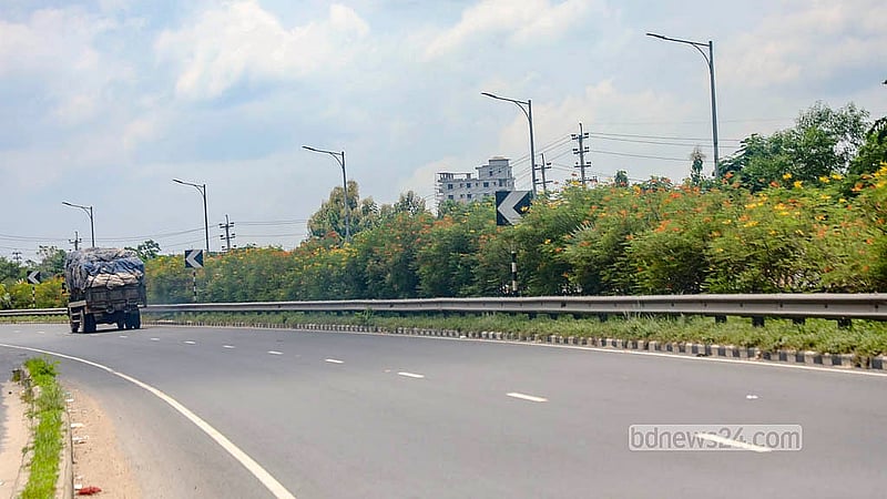 A variety of flowers brighten the road dividers of the Mawa-Bhanga Expressway, adding to the beauty of the highway. Photo: Abdullah Al Momin