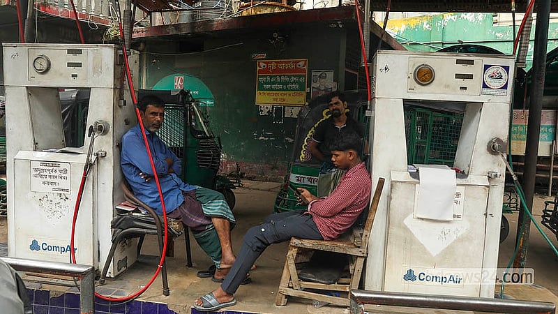 Employees wait idly at a CNG filling station in Moghbazar as inadequate gas pressure slows operations on Wednesday, Jul 22, 2026. Photo: Shamsul Haque Ripon